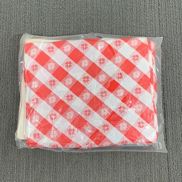 Kwik-Covers 2 Custom Fit Plastic Table covers Red Gingham Round Reusable 60 in. - Picture 8 of 9